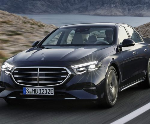 Mercedes-Benz E-Klasse, Exclusive Line; Exterieur: Nautikblau; Interieur: Leder macchiatobeige, Mittelkonsole Holz Ahorn braun offenporig aluminium lines // Mercedes-Benz E-Class Exclusive line; exterior: nautic blue; interior: leather  macchiato beige, centre console in brown open-pore maple wood with aluminium lines